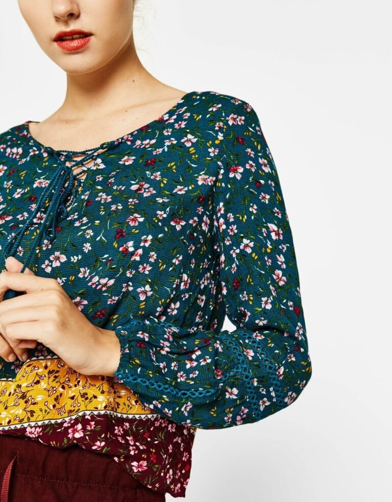 Printed blouse with lace trims on the sleeves - Image 3