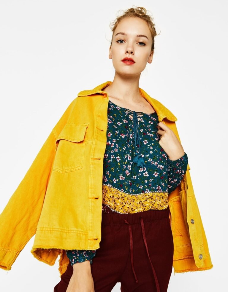 Printed blouse with lace trims on the sleeves - Image 4
