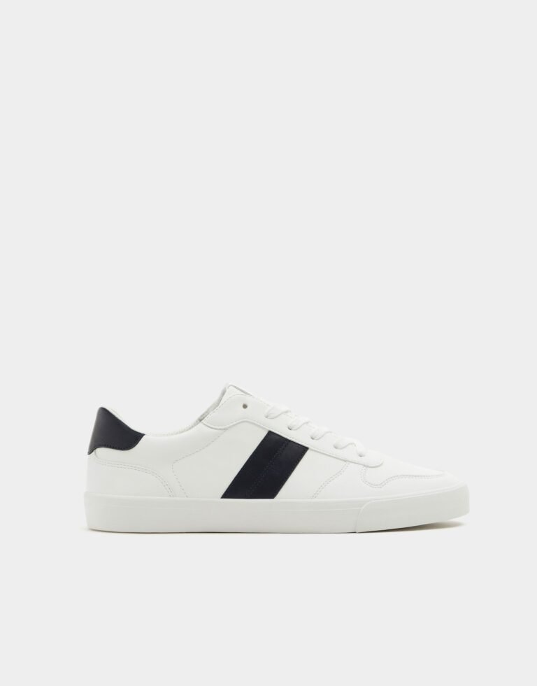 Sneakers with stripe
